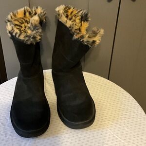 Black Koolaburra  Faux Fur Lined Boots Size 9 Like New